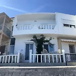 Blanca Villa Haráki